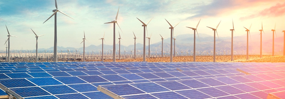 солнечные панели и ветряные турбины, производящие экологически чистую энергию,